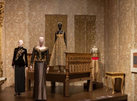 «Solid Gold»: Αφιερωμένη στον χρυσό, το στοιχείο που έχει εμπνεύσει έργα τέχνης και μόδας η νέα έκθεση για τα 200 χρόνια λειτουργίας του Μουσείου του Μπρούκλιν 