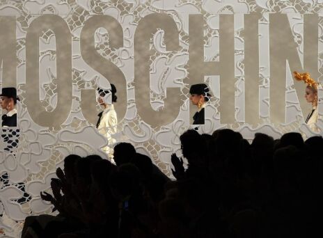 «Franco Moschino. The Visionary Genius»: Έκθεση στο Μιλάνο αφιερωμένη στη δημιουργική ιδιοφυΐα του Ιταλού σχεδιαστή που πέθανε σε ηλικία 44 ετών το 1994.