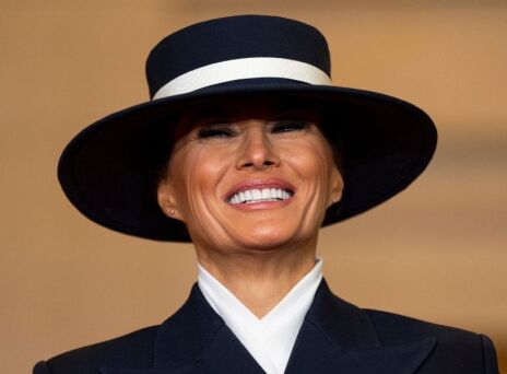 Μελάνια Τραμπ: Ένα ναυτικό παλτό κατά παραγγελία από τον Adam Lippes και ένα ασορτί καπέλο από τον Eric Javits τράβηξαν την προσοχή για το υψηλό τους κόστος