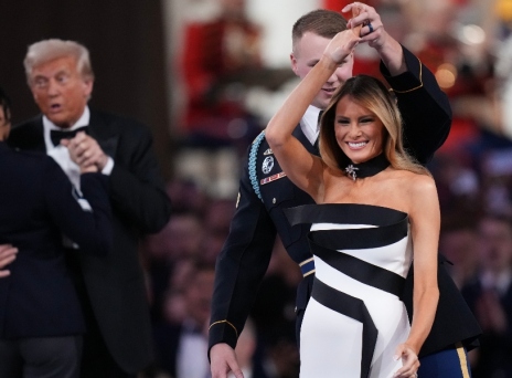 Η Μελάνια Τραμπ και η επαναφορά της στον κόσμο της μοδας των Πρώτων Κυριών 