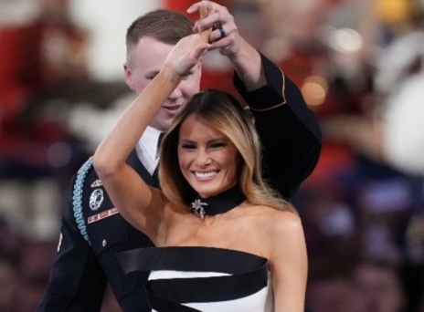 Η Μελάνια Τραμπ και ο χορός της με τον λοχία Χένρι Γουόλερ