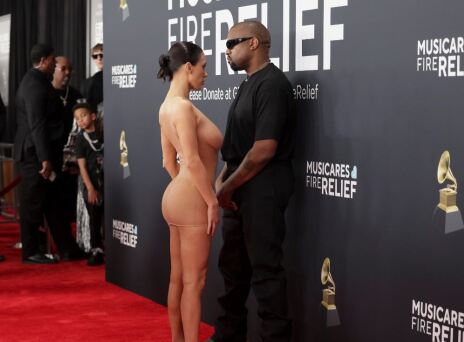 Μπιάνκα Σενσόρι: Εμφανίστηκε γυμνή στο κόκκινο χαλί των Grammy