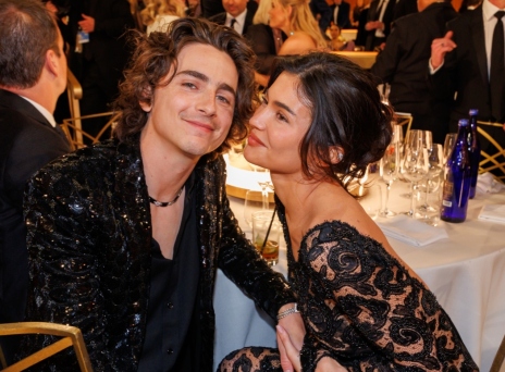 Ο Τιμοτέ Σαλαμέ και η Κάλι Τζένερ στην 81η απονομή των Χρυσών Σφαιρών που πραγματοποιήθηκε στο ξενοδοχείο Beverly Hilton στις 7 Ιανουαρίου 2024 στο Μπέβερλι Χιλς της Καλιφόρνια. 