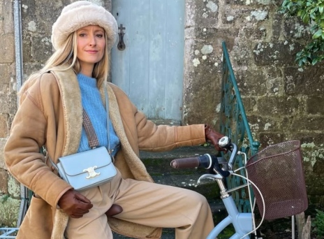 Baby Blue: Το απόλυτο χρώμα της άνοιξης 2025 και πώς το φορέσεις