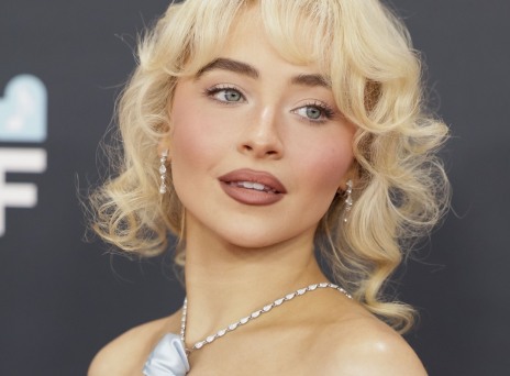 Ένας οδηγός ομορφιάς για να κάνετε το μακιγιάζ της Σαμπρίνα Κάρπεντερ