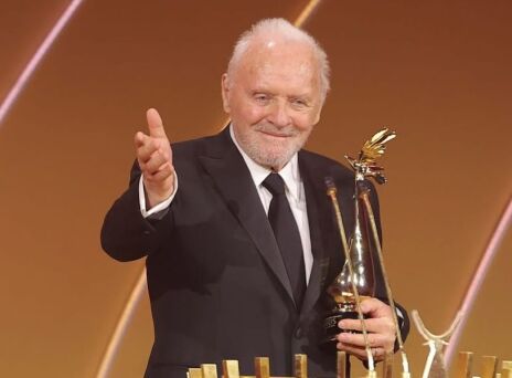 O Άντονι Χόπκινς αποκαλύπτει στην αυτοβιογραφία του τα πιο σκοτεινά σημεία της διαδρομής του