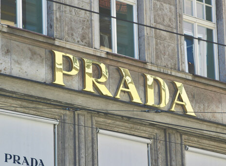 1,5 δισ. ευρώ προσφέρει ο ιταλικός οίκος Prada για την εξαγορά του εισηγμένου στο χρηματιστήριο της Νέας Υόρκης οίκου Versace.