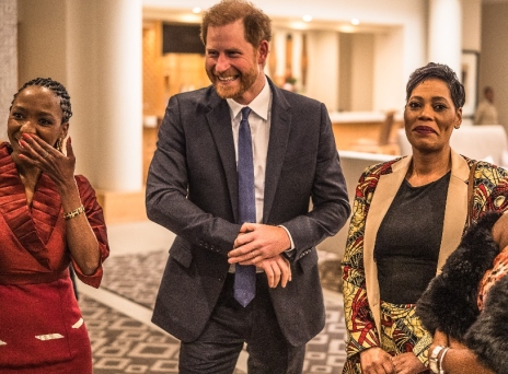 Ο πρίγκιπας Χάρι έχοντας στα αριστερά του τη Δρ Σοφι Τσαντάουκα, τη γυναίκα που πλέον τον κατηγορεί ευθέως για μισογυνισμό, ρατσισμό και κακοδιαχείριση