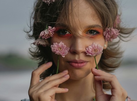 Το μακιγιάζ της άνοιξης θέλει τα χρώματα της φράουλας και άτσαλο περίγραμμα