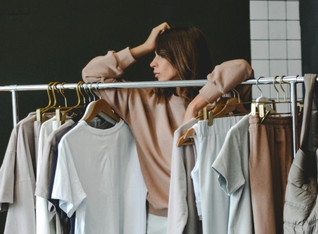 κρεμάστρα με ρούχα 