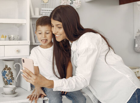 Από πότε η μαμαδοσύνη κρίνεται στα σόσιαλ;