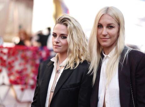 Η Κρίστεν Στιούαρτ παντρεύτηκε την αρραβωνιαστικιά της Ντίλαν Μέγερ σε κλειστή τελετή στο Λος Άντζελες - Το ζευγάρι ξεκίνησε να βγαίνει το 2019