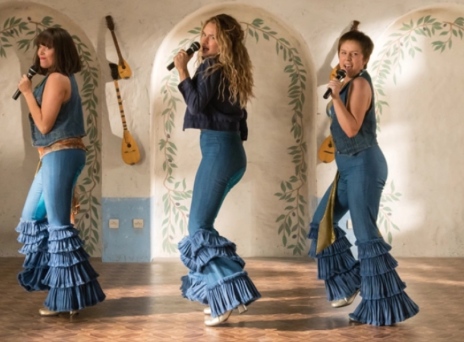 6 κομμάτια για να ντυθείς σαν να παίζεις στο Mamma Mia αυτό το καλοκαίρι