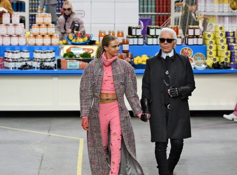 Η Cara Delevingne και ο Karl Lagerfeld 