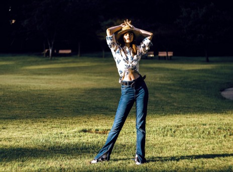 Παντελόνια καμπάνα: Τα σχέδια που ξεχωρίσαμε στην αγορά