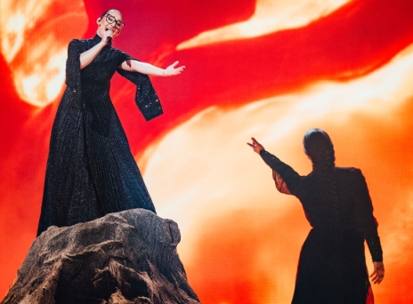 Klavdia με φόρεμα Deux Hommes 