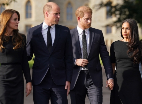 Η τελευταία φορά που ο πρίγκιπας Ουίλιαμ και ο πρίγκιπας Χάρι βρέθηκαν μαζί με τις συζύγους τους, στην κηδεία της βασίλισσας Ελισάβετ το 2022