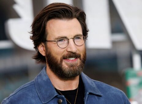 Κρις Έβανς: Απουσίασε από την πρεμιέρα των Καννών για τα 70ά γενέθλια της μητέρας του - Πρωταγωνιστεί στη νέα ταινία Honey Don’t! του Ίθαν Κοέν.