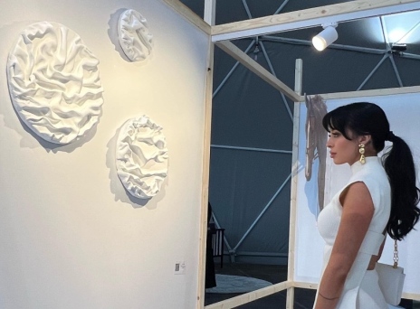  Η Paris Vivianne Panigiris σμιλεύει κύματα και αναμνήσεις