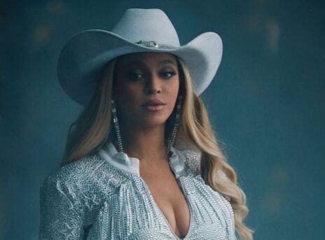 Η Μπιγιονσέ ευχήθηκε από σκηνής στα δίδυμά της, Ρούμι και Σερ, για τα γενέθλιά τους, χαρίζοντας στο κοινό του Λονδίνου μια τρυφερή στιγμή.