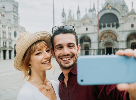 Γιατί ντυνόμαστε σαν άλλοι άνθρωποι στις διακοπές - Το Instagram effect που επηρεάζει τις επιλογές μας