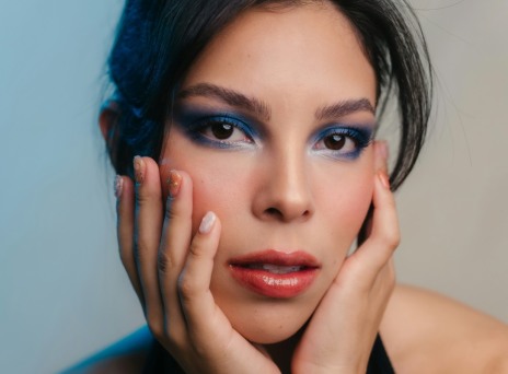 κοπέλα με ροζ κραγιόν και μπλε σκιά