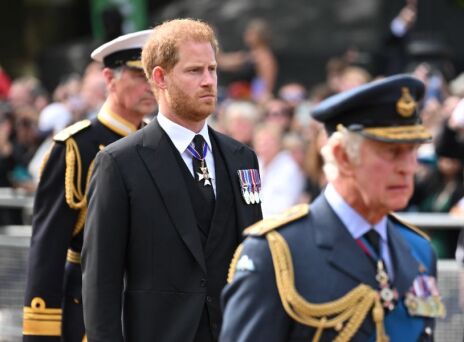 Ο Χάρι κάνει το πρώτο βήμα: Η πρόσκληση έκπληξη στον Κάρολο και τον Ουίλιαμ