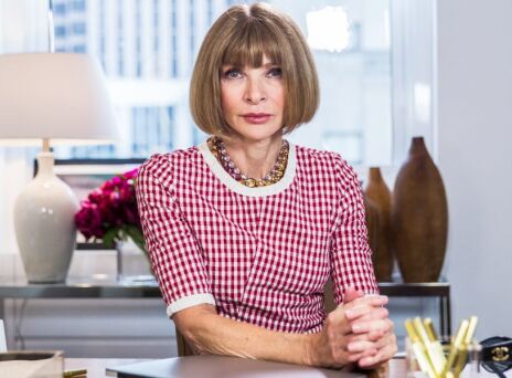 Άννα Γουίντουρ: H ιστορία της «σιδηράς κυρίας» της μόδας που άλλαξε για πάντα τη Vogue