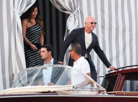 Γάμος μετ' εμποδίων για Μπέζος και Σάντσεζ: Οι καλεσμένοι έφυγαν τρέχοντας από το λαμπερό πάρτι τους λόγω καταιγίδας