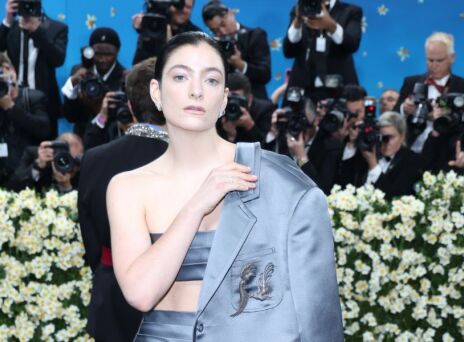 Lorde: Το νέο άλμπουμ Virgin της διάσημης τραγουδίστριας περιλαμβάνει NSFW εικόνα γεννητικών οργάνων στο βινύλιο, διχάζοντας τους θαυμαστές της.