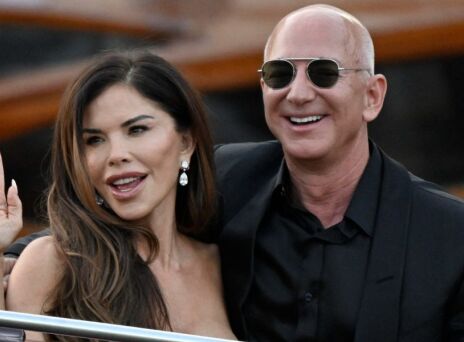 Τζεφ Μπέζος - Λόρεν Σάντσεζ: Ένα από τα φορέματα της νύφης για τον πολυτελή γάμο με τον δισεκατομμυριούχο στη Βενετία εξαφανίστηκε μυστηριωδώς. 