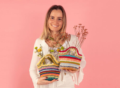 Soshana: Η Ρεβέκκα Μάντζαρη μιλά για το brand της με πλεκτές τσάντες