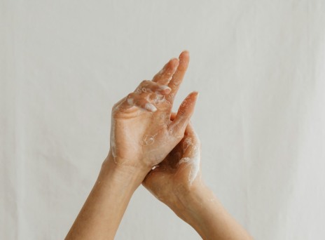 Tips για να προστατέψεις το μανικιούρ σου από θάλασσα, ήλιο και άμμο