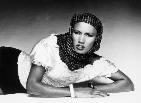 Η ιστορία της Γκρέις Τζόουνς: Ένα τοτέμ της μόδας και της μουσικής έρχεται στην Ελλάδα