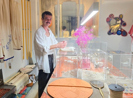 Kyr Lakis: Το brand που φέρνει την τέχνη του παππού στο σήμερα 