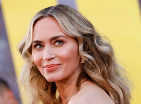 Η Έμιλι Μπλαντ αποκάλυψε ότι σε μία σκηνή φιλιού ένιωσε ναυτία - Τι είπε για τη χημεία στην οθόνη και τις δύσκολες σκηνές με συμπρωταγωνιστές