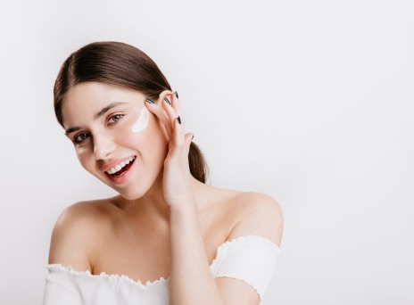 κοπέλα που βάζει ενυδατική