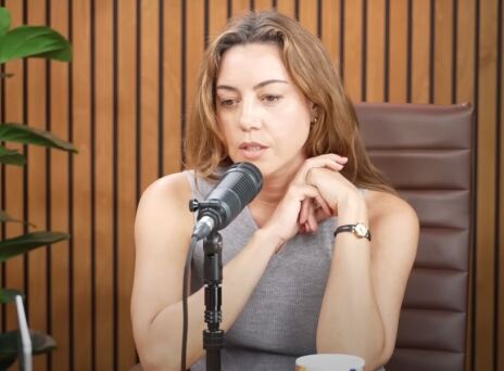 Η Όμπρεϊ Πλάζα μιλά για το πένθος της, μετά τον θάνατο του συζύγου της Τζεφ Μπέινα, περιγράφοντας τη θλίψη ως «ωκεανό φρίκης» που την ακολουθεί.