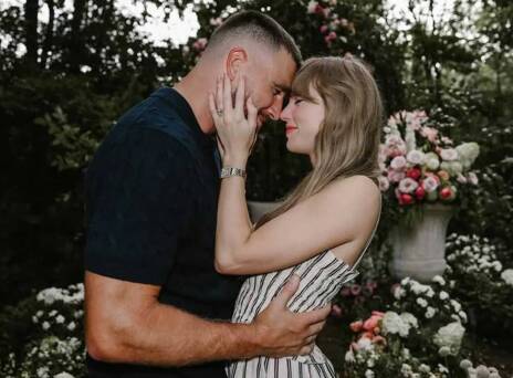 Η Τέιλορ Σουίφτ και ο Τράβις Κέλσι αρραβωνιάστηκαν