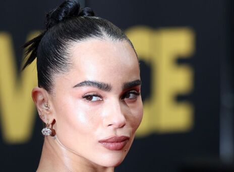 Η Ζόι Κράβιτς χαρακτήρισε το Friends «γεμάτο ομοφοβικά αστεία», ενισχύοντας την κριτική για τη στάση της σειράς απέναντι στη ΛΟΑΤΚΙ+ κοινότητα