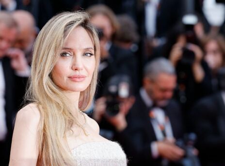 Εντυπωσιακή αλλαγή για την Αντζελίνα Τζολί: Εμφανίστηκε με ξανθό καρέ στο Λονδίνο