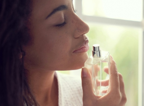 Γυναίκα βάζει άρωμα