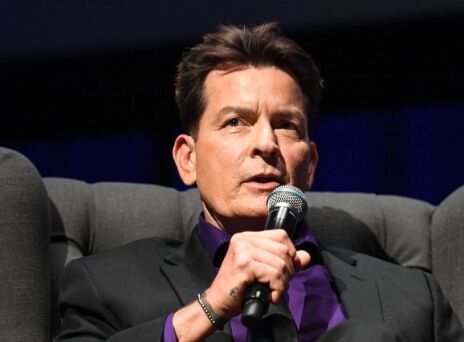 Ο Τσάρλι Σιν αποκάλυψε ότι είχε ερωτικές σχέσεις με άνδρες 