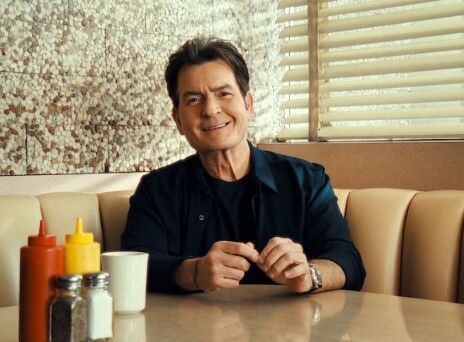 Ο Τσάρλι Σιν εξομολογείται τον εθισμό του στο σεξ και τα ναρκωτικά, αποκαλύπτοντας εκβιασμούς, διάγνωση HIV και 53.000 δολάρια σε σεξεργάτριες. 