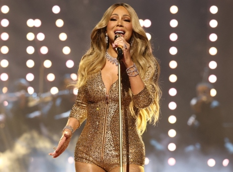 Η Μαράια Κάρεϊ, η εντυπωσιακή παρουσία και το αμήχανο χορευτικό