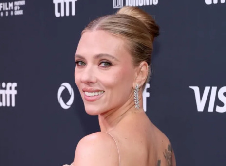 Η λαμπερή εμφάνιση της Σκάρλετ Γιόχανσον στην πρεμιέρα του σκηνοθετικού της ντεμπούτου