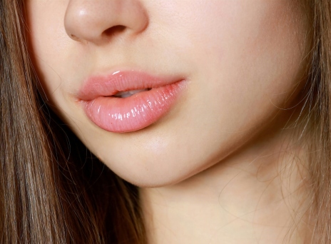 Lip oils: Η νέα τάση στα καλλυντικά και οι κίνδυνοι που επισημαίνουν οι γιατροί