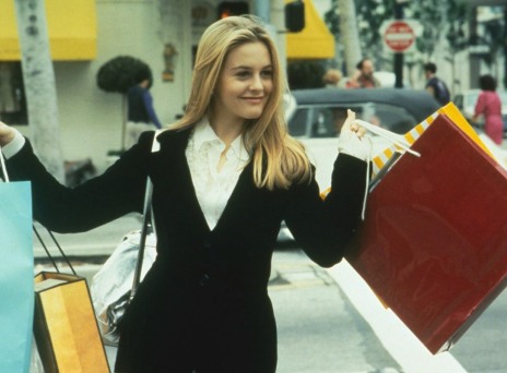 Η πρωταγωνίστρια της ταινίας Clueless κρατώντας τσάντες αγορών