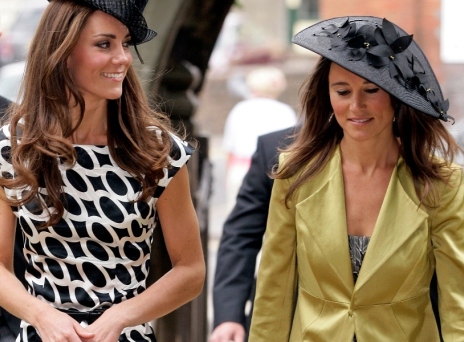 Η Πίπα Μάθιους και η Κέιτ Μίντλετον, σταθερά μαζί ως δεμένες αδελφές, εδώ το μακρινό 2011  στον γάμο του Σαμ Γουόλεϊ-Κοέν και της Ανναμπελ Μπάλλιν στην εκκλησία St. Michael and All Angels στο Λάμπορν της Αγγλίας.  