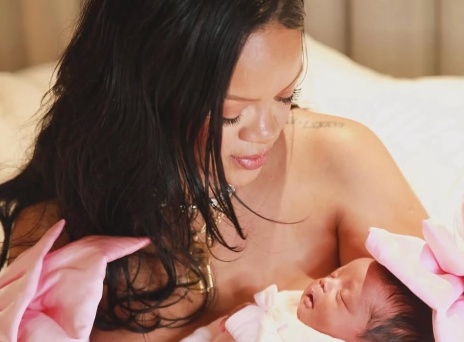 Η Ριάνα με τη νεογέννητη κόρη της